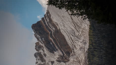 Vertikaler-4k-zeitraffer-Von-Wolken,-Die-Sich-Hinter-Schneebedeckten-Berggipfeln-über-Dem-Tal-Bewegen,-Yoho-nationalpark,-Kanada