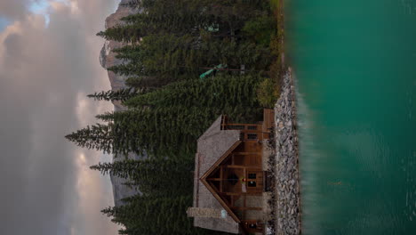 Vertical-4k-Emerald-Lake-Lodge,-Time-Lapse