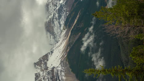 Lapso-De-Tiempo-Vertical-De-4k,-Niebla-Y-Nubes-Moviéndose-Sobre-El-Pintoresco-Valle-Y-Los-Picos-Del-Parque-Nacional-Yoho,-Columbia-Británica,-Canadá