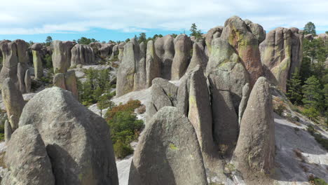 Rock-formations-of-Valle-de-los-Monjes,-Chihuahua,-rising-forward-aerial