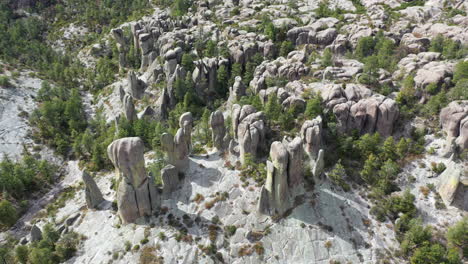 Rock-formations-of-Valle-de-los-Monjes,-Chihuahua,-high-aerial-circle-shot