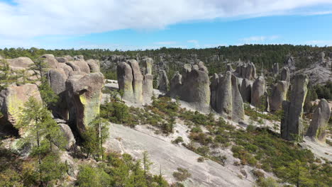 Travelers-taking-in-view-of-Valle-de-los-Monjes,-Chihuahua,-forward-aerial-reveal