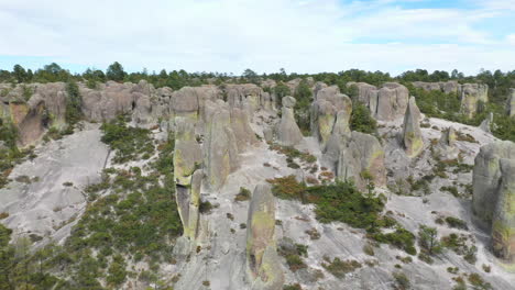 Rock-formations-of-Valle-de-los-Monjes,-Chihuahua,-low-aerial-circle-shot