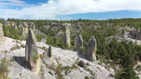 Rock-formations-of-Valle-de-los-Monjes,-Chihuahua,-forward-aerial