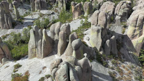 Rock-formations-of-Valle-de-los-Monjes,-Chihuahua,-aerial-tilt-up-reveal-shot