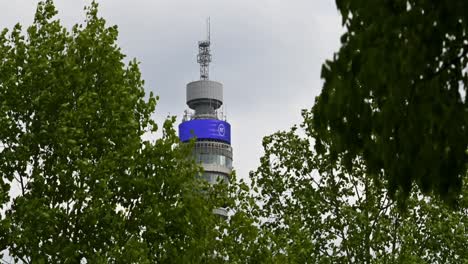 Una-Mirada-Hacia-La-Torre-Bt-De-Regents-Park,-Londres,-Reino-Unido