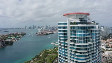 Toma-Panorámica-Aérea-Más-Allá-De-Las-Torres-De-Condominios-De-Miami-Beach-Para-Revelar-El-Centro-De-Miami