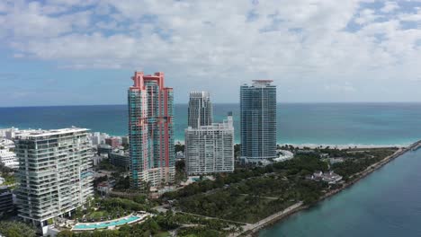 Absteigende-Und-Schwenkende-Luftaufnahme-Des-South-Point-In-South-Beach-Miami