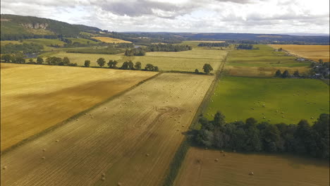 Heuballenfelder-In-Schottland-Auf-Bewölktem-Mittagsluftbildwagen-Herein