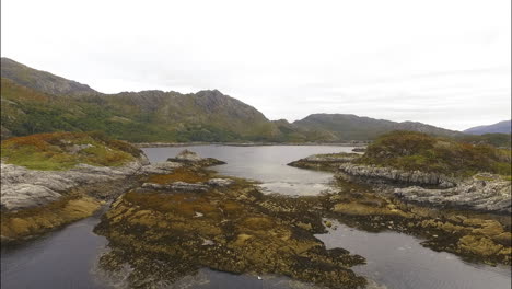 Costa-Rocosa-Y-Pantanosa-Del-Río-En-Las-Tierras-Altas-De-Escocia,-Retroceso-Aéreo