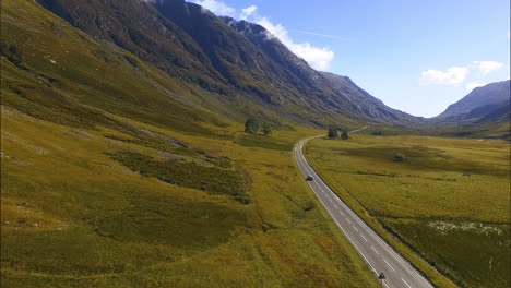 Auto-Fährt-Auf-Asphaltierter-Bergstraße-In-Schottland,-Luftverfolgung