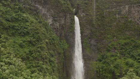 Beeindruckende-Drohnenaufnahme,-Die-Sich-Den-Hanakapiai-Fällen-Auf-Der-Na-Pali-Seite-Der-Insel-Kauai-In-Hawaii-Nähert