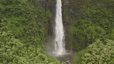 Drohnenaufnahme-Nach-Oben-Mit-Blick-Auf-Die-Gesamten-Hanakapiai-Fälle-Auf-Der-Na-Pali-Seite-Der-Insel-Kauai-In-Hawaii