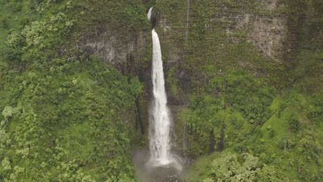 Weitschuss-Mit-Blick-Auf-Die-Gesamten-Hanakapiai-Fälle-Auf-Der-Na-Pali-Seite-Der-Insel-Kauai-In-Hawaii