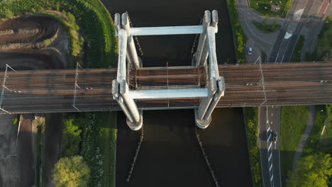 Concrete-Vertical-Lift-Railway-Bridge-Of-Train-Spoorbrug-In-Gouda,-Netherlands