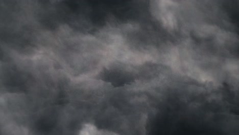 Durchfliegen-Zwischen-Wolken-Während-Eines-Gewitters-4k