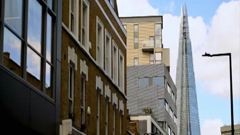 Un-Cielo-Azul-Con-Nubes-Flotando-Sobre-El-Fragmento-Desde-Dentro-De-Southwark,-Londres,-Reino-Unido