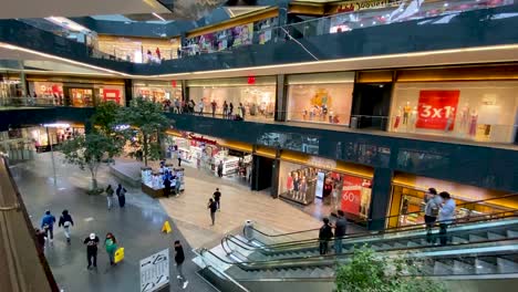 Personas-En-Un-Centro-Comercial-Durante-La-&quot;nueva-Normalidad&quot;-Posterior-Al-Coronavirus,-Algunas-Con-Máscaras-Faciales