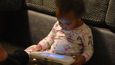 Closeup-of-toddler-playing-game-video-game