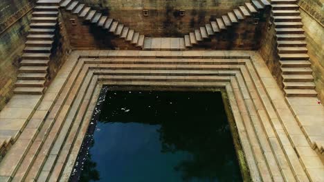 Este-Hito-Es-Un-Pozo-De-Almacenamiento-De-Agua-Y-Ahora-Es-Un-Monumento-Protegido,-Primer-Plano-De-La-Asombrosa-Arquitectura-De-Las-Escaleras-Estampadas-En-Abhaneri-Baori