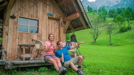 Pareja-Casada-Relajándose-Y-Admirando-La-Naturaleza-En-La-Cabaña-De-Troncos