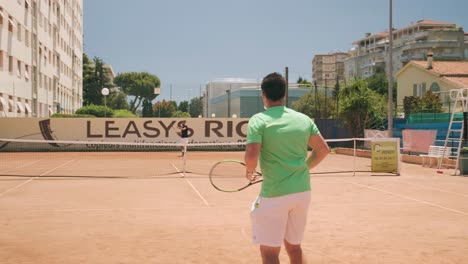 Amigos-Jugando-Juntos-En-La-Cancha-De-Tenis-En-Un-Día-Soleado,-Cámara-Lenta