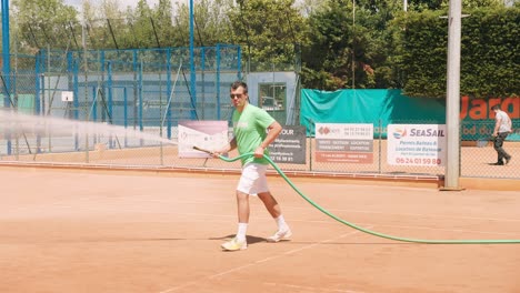 Wartung-Eines-Künstlichen-Tennis-Sandplatzes-Mit-Wasserschlauch