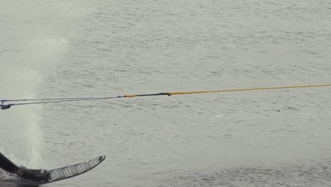 Wasserskifahrer-Auf-Fluss-Zeitlupe.-Halbschuss