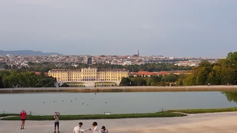 Lapso-De-Tiempo-Giratorio-Sobre-El-Castillo-Y-Los-Jardines-De-Schönbrunn