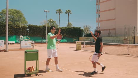 Dos-Hombres-En-La-Cancha-De-Arcilla-De-Tenis-Se-Encuentran-Y-Discuten-Para-Jugar-Un-Juego