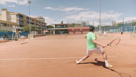 El-Jugador-De-Tenis-Golpeó-La-Pelota-Con-Fuerza-Y-Poder,-Vista-Trasera-A-Cámara-Lenta