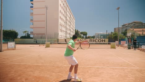 El-Tenista-Devolvió-La-Pelota-Al-Oponente-En-La-Cancha-De-Arcilla