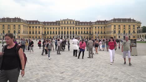 Passanten-Vor-Schloss-Schönbrunn