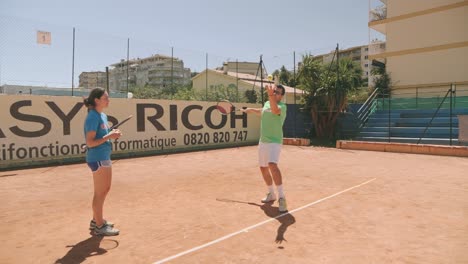 Tennislehrer-Demonstrieren,-Wie-Man-Dem-Schüler-Dient,-Zeitlupe