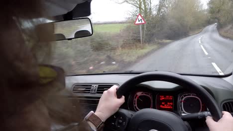 Coche-Circulando-Por-Una-Carretera-Rural,-Desde-El-Interior-Del-Coche-En-El-Reino-Unido