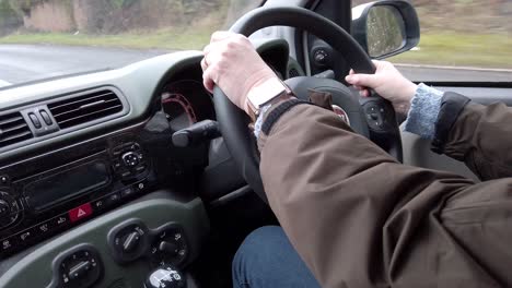 Coche-Circulando-Por-Una-Carretera-Rural,-Desde-El-Interior-Del-Coche-En-El-Reino-Unido