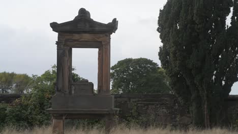 Close-up-of-an-old-Ornamented-headstone