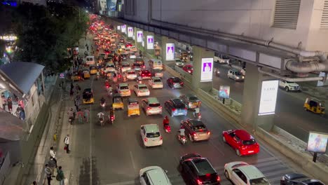 Una-Toma-Aérea-De-Congestión-De-Automóviles-Por-La-Noche-En-Hora-Pico