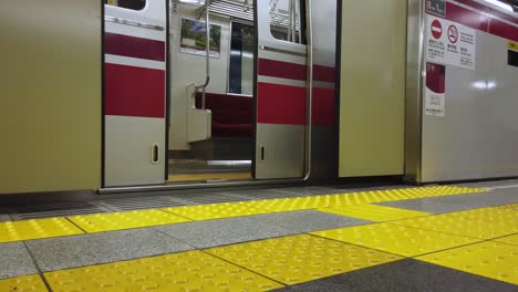 Estación-De-Metro,-Tokio,-Japón:-Vista-Del-Paisaje-En-La-Plataforma-En-La-Estación-De-La-Línea-De-Tren-Subterráneo-En-Tokio-Japón-En-Estilo-De-Vista-De-Pies