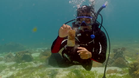 Buzos-Recogiendo-Botellas-De-Plástico-Desechadas-En-El-Fondo-Del-Mar