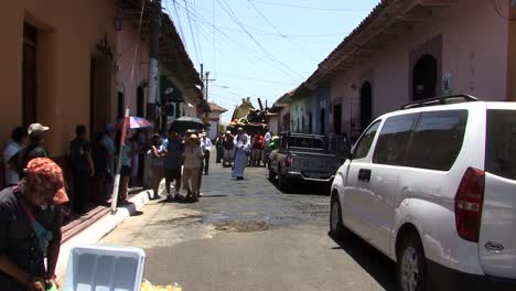 Procesión-Religiosa-En-Las-Calles-De-La-Ciudad-De-León-En-Nicaragua