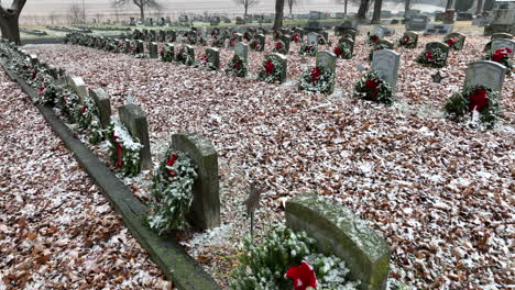 Cementerio-Militar-Nacional-En-Estados-Unidos-Decorado-Con-Corona-De-Navidad