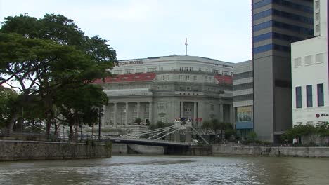 The-Fullerton-Hotel-Singapore,-viewed-from-the-Singapore-river