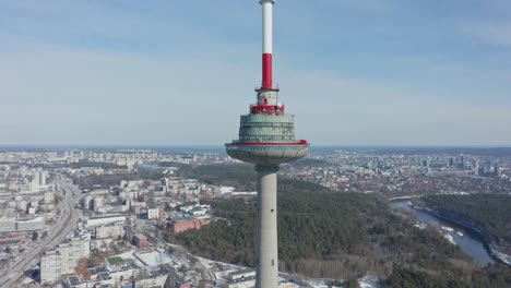 Primer-Plano-De-Un-Dron-Aéreo-De-La-Torre-De-Televisión-De-Vilnius-Con-La-Ciudad-De-Vilnius-En-Segundo-Plano-En-Un-Día-Brillante