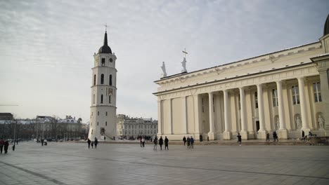 Menschen,-Die-An-Einem-Wochenende-Während-Einer-Pandemie-In-Vilnius-In-Der-Nähe-Der-Kathedrale-Von-Vilnius-Spazieren-Gehen,-Mit-Wunderschönem-Himmel-Im-Hintergrund