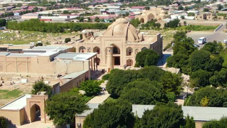 Vista-Aérea-Del-Complejo-Conmemorativo-Baha-ud-din-Naqshband-Bokhari-Con-Lápida-En-El-Fondo-En-Bukhara,-Uzbekistán