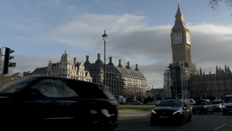 Ein-Schuss-Mit-Blick-Auf-Den-Parlamentsplatz-Und-Das-Ferne-Fallgatterhaus,-Das-Vom-Wunderschön-Restaurierten-Big-Ben-glockenturm-In-Westminster-London,-England,-Beschattet-Wird