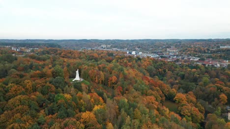 Antena:-Colina-De-Tres-Cruces-En-Otoño-En-Vilnius-Con-Majestuoso-Bosque-Dorado