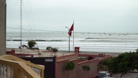 Panoramablick-Auf-Die-Skyline-Der-Stadt-Von-Oben-Mit-Gebäuden-Mit-Peru-Flagge