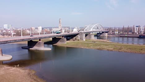 Horizonte-De-La-Ciudad-Y-Puente-Del-Rin-En-Arnhem,-Gelderland,-Países-Bajos---Antena